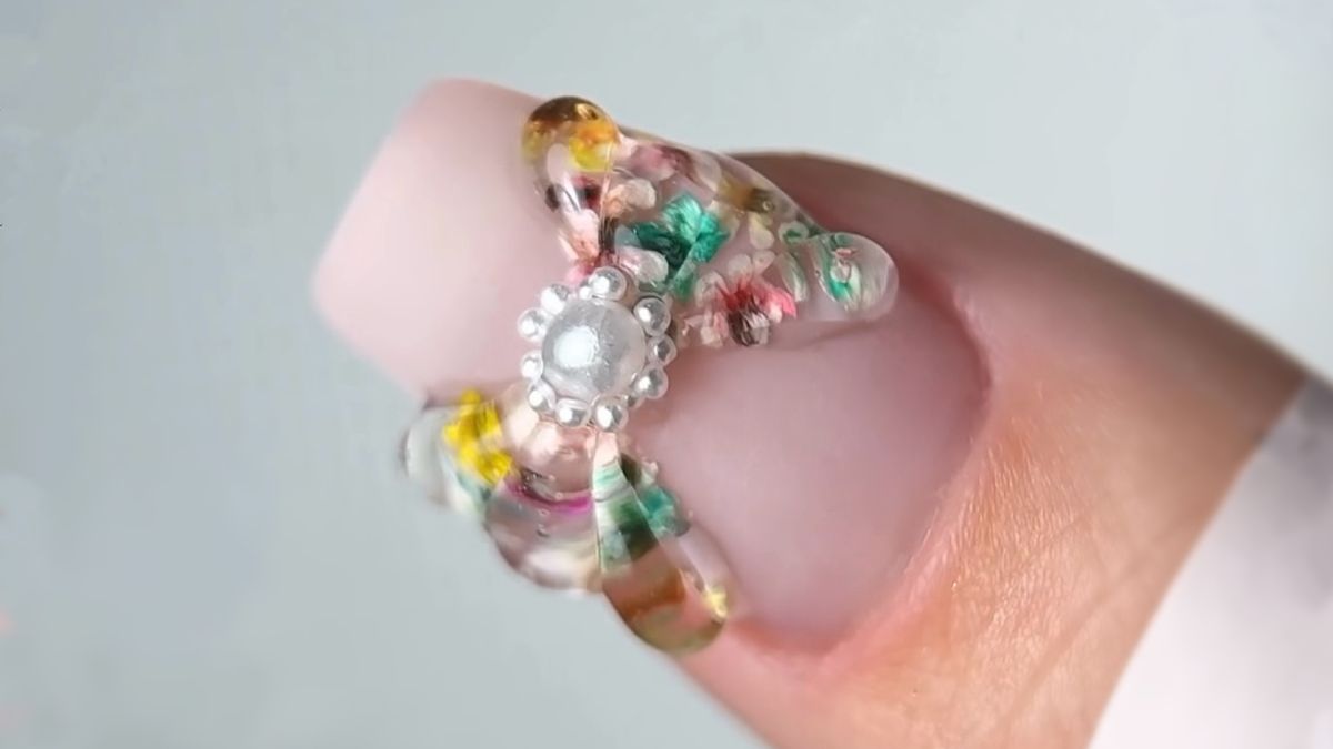 színes 3D körömdíszítés masnival