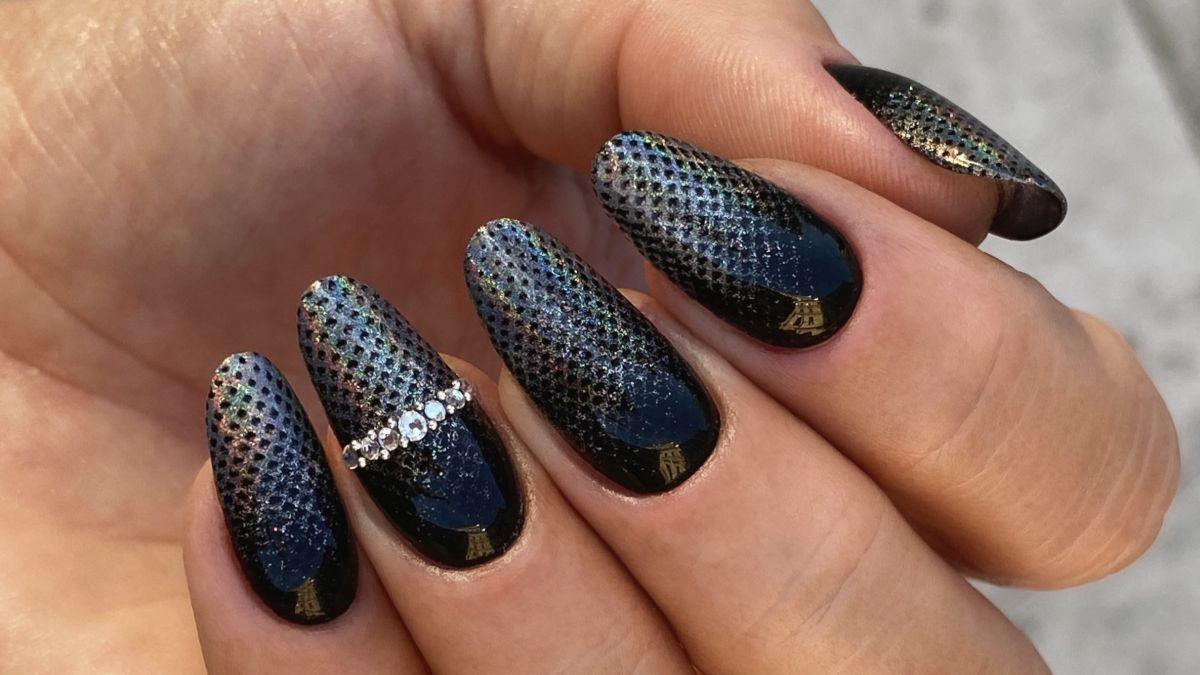 Polka dot manikűr fekete ombre alapon