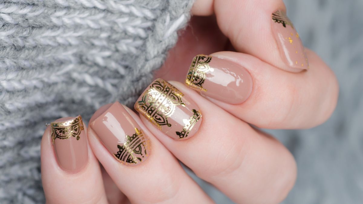 Lace nail trend arany színnel