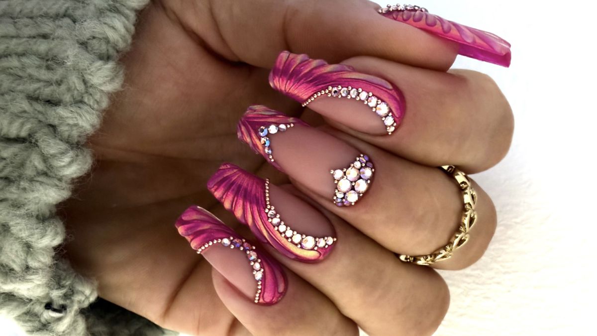 3D Valentin napi körömdíszítés strasszkövekkel és negatív tér technikával