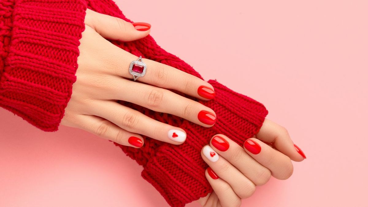 Időtlen piros géllakk szivecske mintával