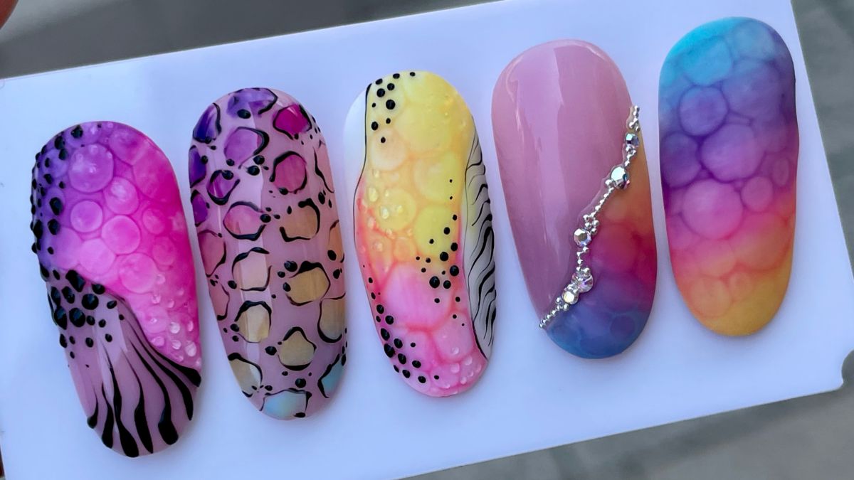 Színes mintás körmök blooming gel technikával
