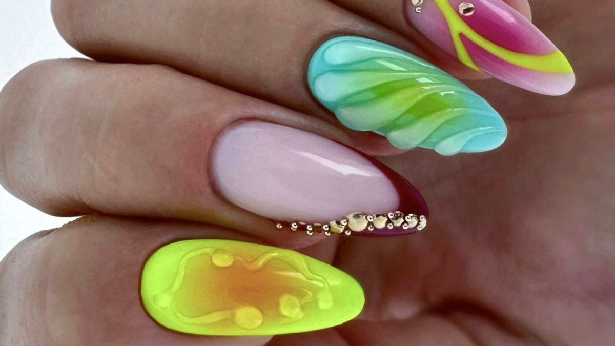 színes nyári 3D körömdíszítés