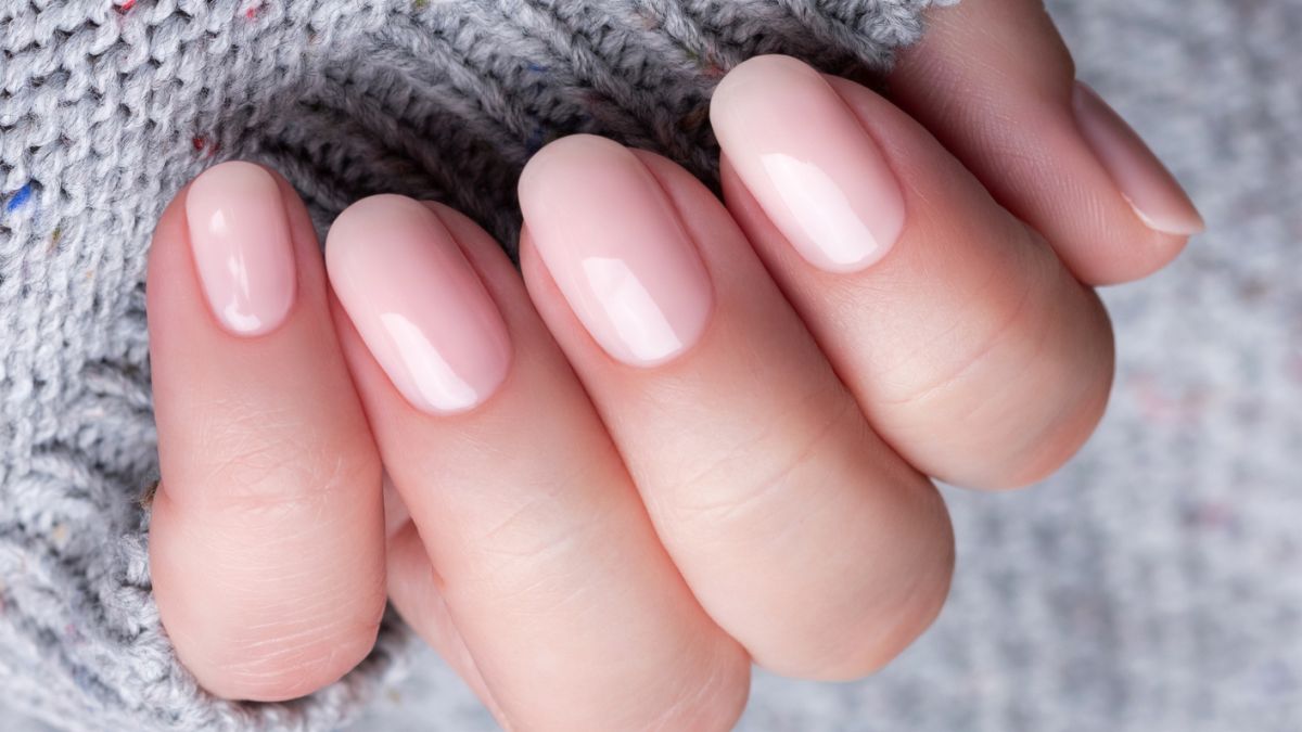 Rózsaszínes pasztell rövid, természetes körömformán