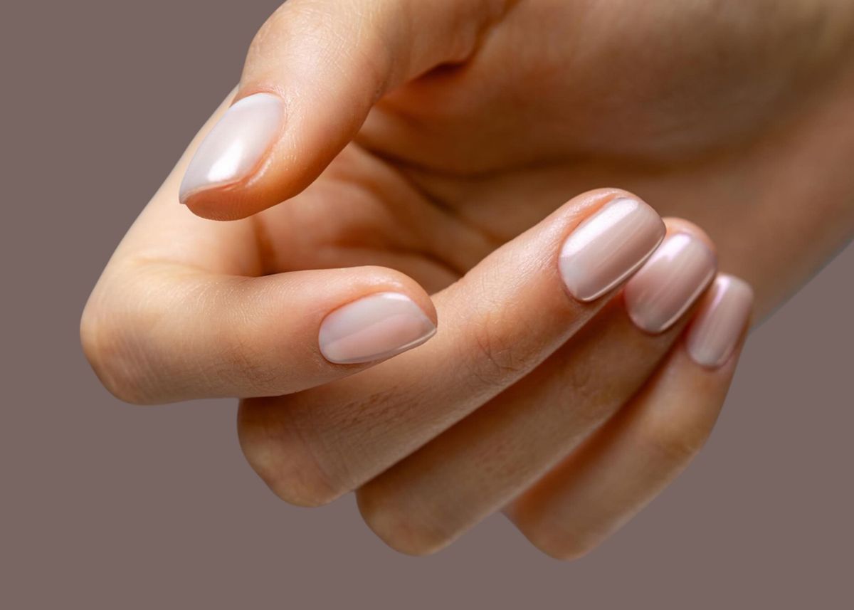 rövid, természetes hatású nude köröm
