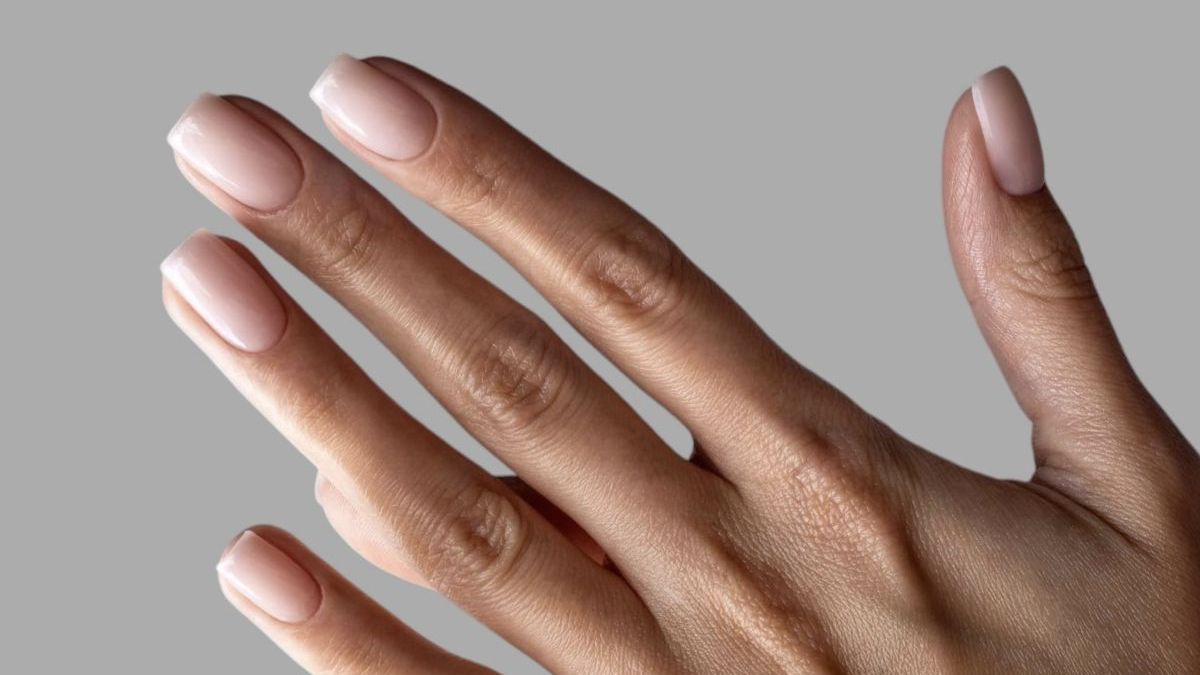 Visszatér a 90-es évek naturalista manikűrje