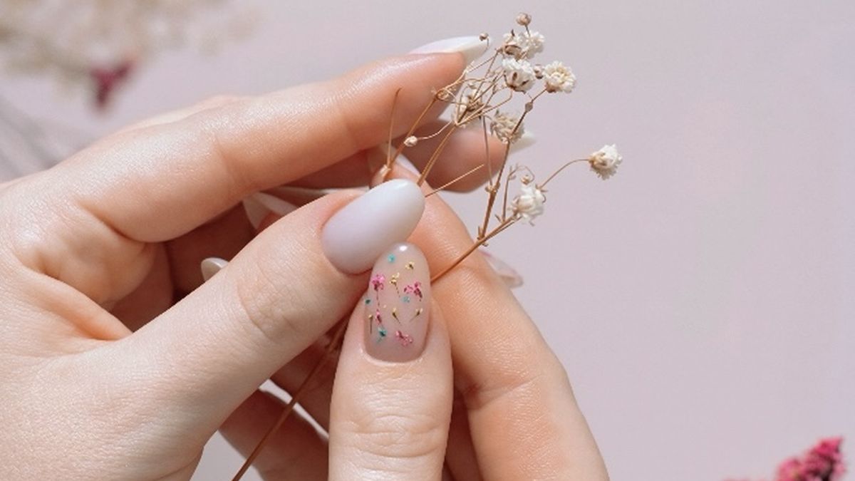 Virágos, elegáns tavaszi Anyák napi körmök
