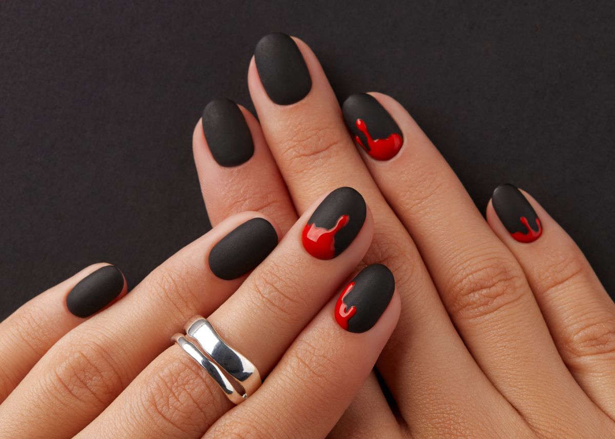 Klasszikus horror a körmökön