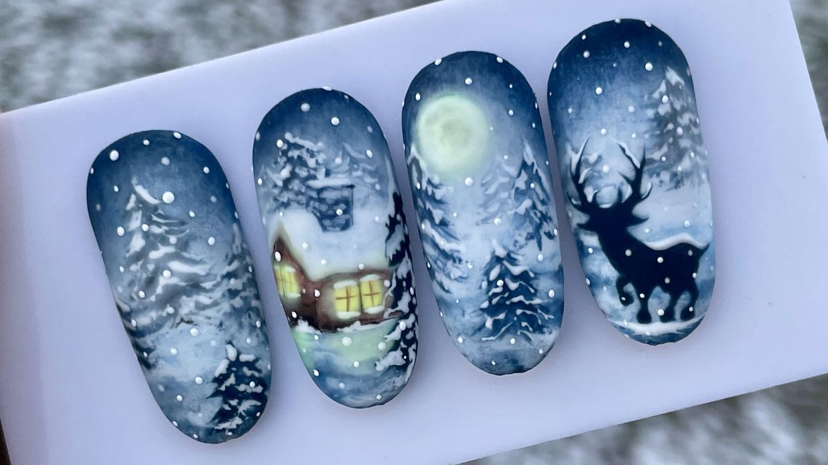 Mesés téli táj havas fákkal, eredei házzal és teliholddal