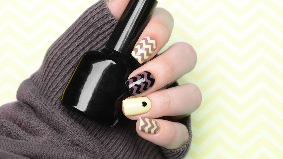 csíkos körömminta