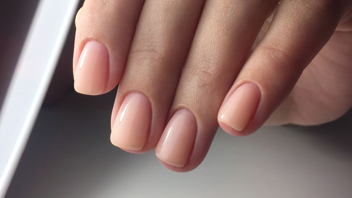 Nude színű sheer manicure