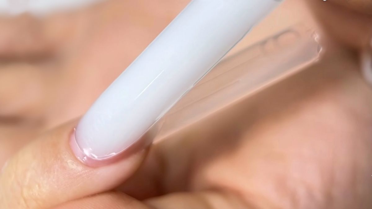 Dual reverse tip technikával készült köröm