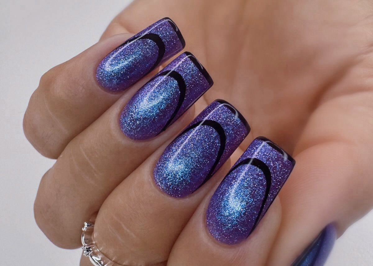 Absztrakt kép a körmökön