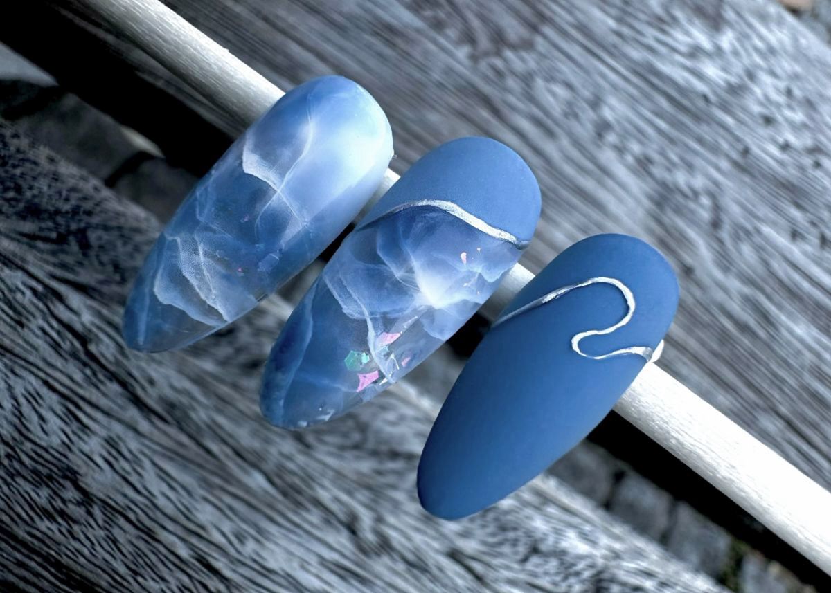 Absztrakt festésű kék körmök